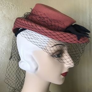 JAUNTY 1940s' DUSTY ROSE FELT FABRIC "RIDING" HAT WITH NAVY BOW AND VEIL